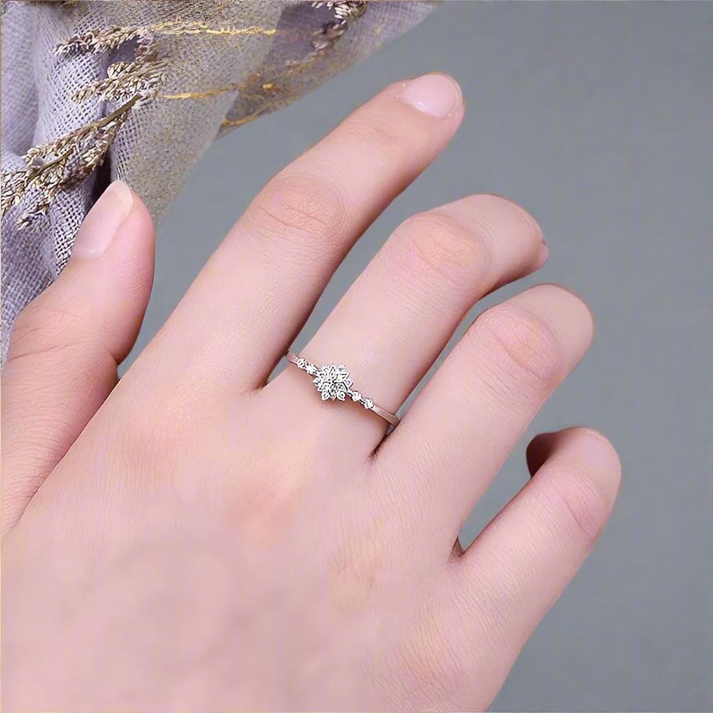 Junevel | Copo de nieve de circonita brillante | Anillo de plata