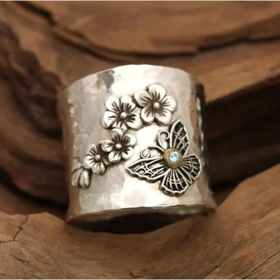 Lyndie | Anillo de plata con diseño floral y mariposas
